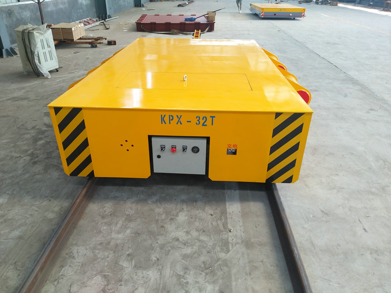 32 Tons trolley connected to the tractor